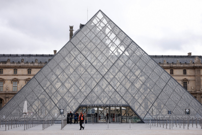 Louvre Müzesi'nden çalınan mücevherlerin değeri 88 milyon euro