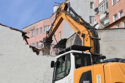 Bursa'da tarihi koruyan yıkım!