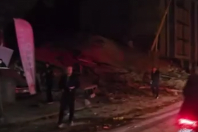 Balıkesir'de depremde bir bina yıkıldı!