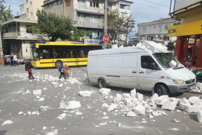 Bursa’da fırtına ağaçları devirdi, çatıları uçurdu!