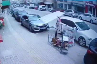 Bursa'da üzerine uçan çatıya böyle feyk attı!