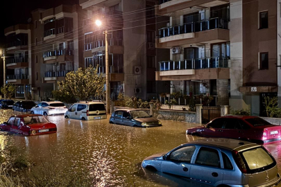 İzmir'in Bergama ilçesinde sağanak hayatı olumsuz etkiledi