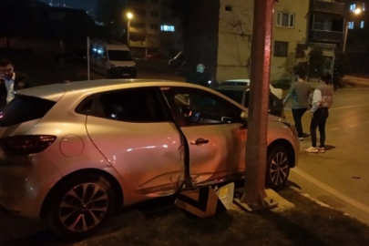 Bursa'da otomobil refüje çarpıp durabildi!