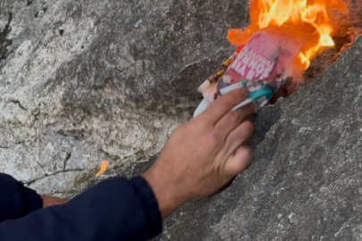 Suları çekilen gölden alevler çıktı!