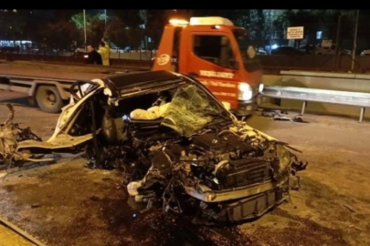 Bursa'da otomobil gece yarısı çarparak savruldu!