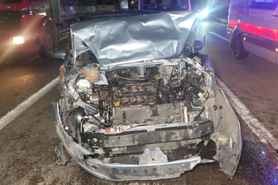 Bursa'da kırmızı ışıkta duran otomobile arkadan çarptı!