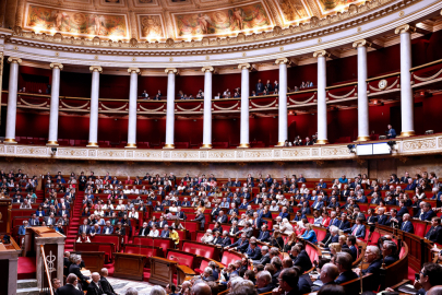 Fransa’da tartışmalı emeklilik reformu askıya alındı