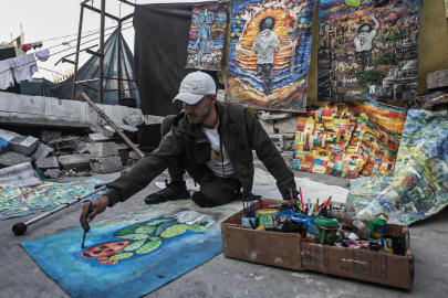 Gazze’de bir bacağını kaybeden ressam, çadırda resim yapıyor