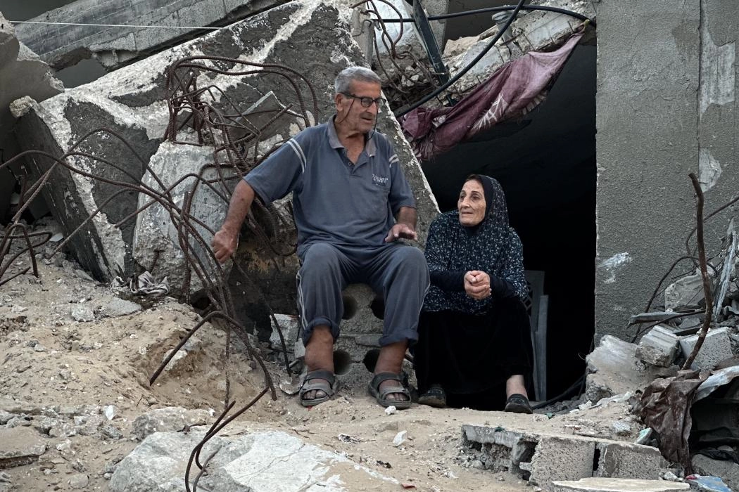 Gazze'de yaşlı çift, yıkılan evlerinin enkazında yaşıyor