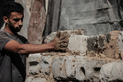 Gazze’de evini kaybeden genç, yıkıntılar arasında yaşamını yeniden kuruyor