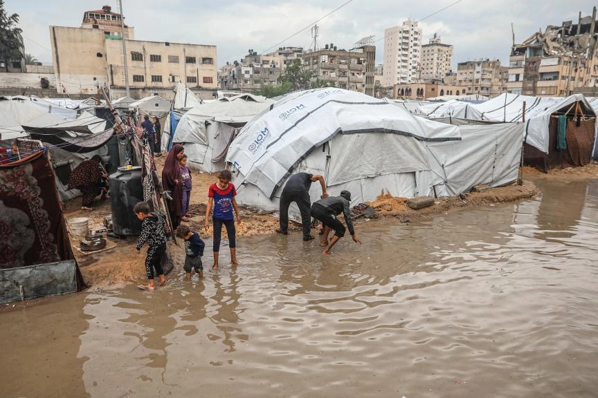 Katil İsrail saldırılarında evleri yıkılan Gazzelilerin kaldığı çadırları su bastı
