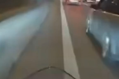 Motosiklet sürücüsü polise çarptı!