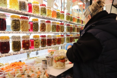 Neşeli Günler filmi gerçek oldu: Eşinin dükkanı karşısına turşucu açtı!