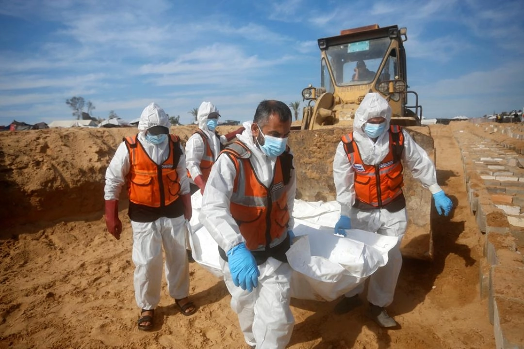 Kimlikleri tespit edilemeyen 14 Filistinlinin naaşı Deyr Belah'ta defnedildi