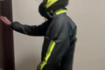 Kurye kılığına giren polis şahsı böyle yakaladı!