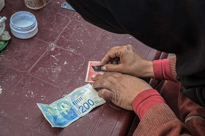 Filistinli kadın, eski ve yırtılmış banknotları onararak ailesinin geçimini sağlıyor