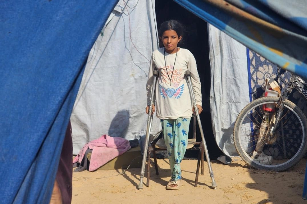 İsrail saldırısı sonucu yaralanan Filistinli kardeşler, tedavi olmayı bekliyor