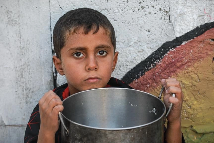 Gazze'de açlıkla mücadele eden Filistinlilere, yemek dağıtıldı