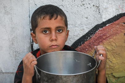 Gazze'de açlıkla mücadele eden Filistinlilere, yemek dağıtıldı