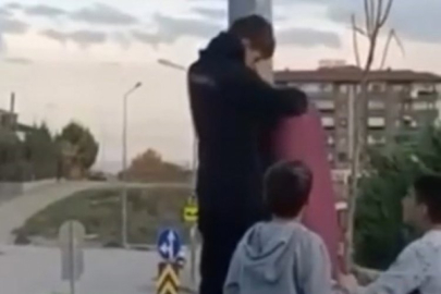 Bursa'da çocukların bayrak hassasiyeti! Direğe böyle tırmandılar