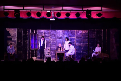 Osmangazi’de tiyatro gecesi: “Duvarların Ötesi” sahnede