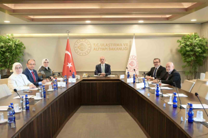 Bakan Uraloğlu: "Sosyal medyada gençlerimizin dijital dünyada daha güvenli yer alabilmelerini sağlamak için yapılabilecekleri ele aldık"