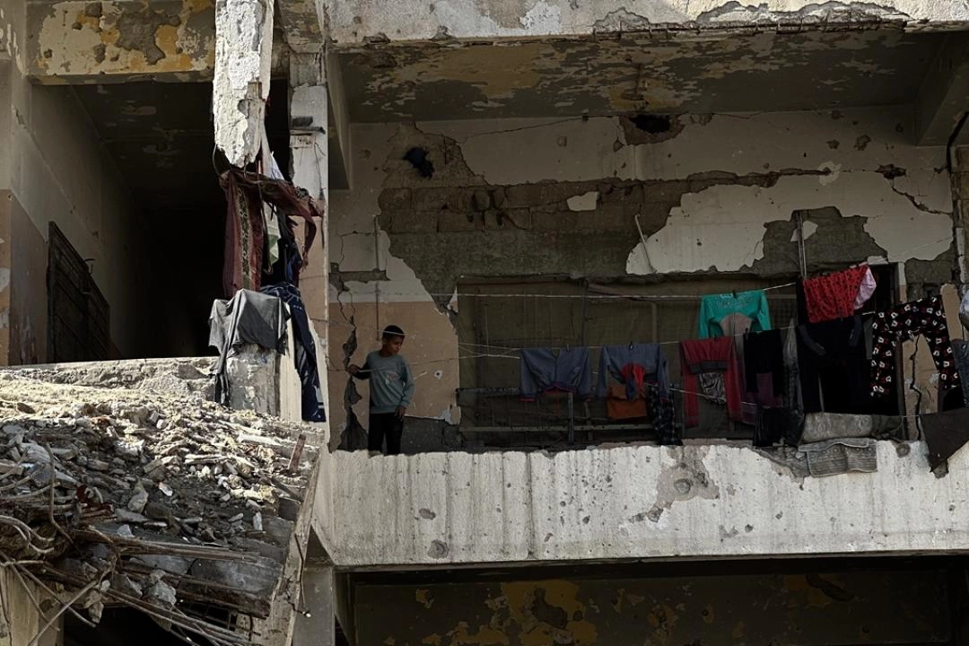 Katil İsrail'in saldırısında bir kısmı yıkılan okul, evsiz kalan Filistinlilerin sığınağına dönüştü