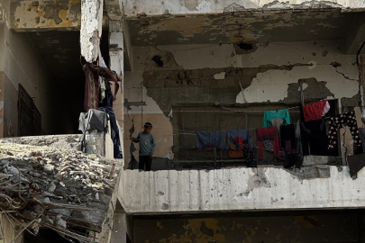 Katil İsrail'in saldırısında bir kısmı yıkılan okul, evsiz kalan Filistinlilerin sığınağına dönüştü