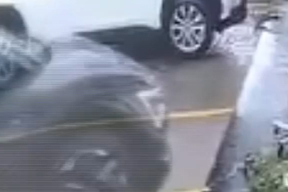 Kontrolden çıkan cip şarküteriye daldı: Kıl payı kurtuluş kamerada