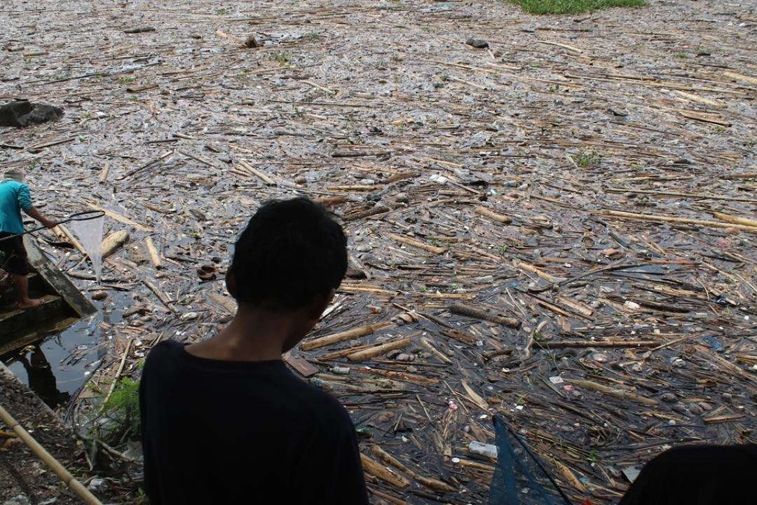 Endonezya’daki sel felaketinde Singkarak Gölü kıyıları molozla kaplandı