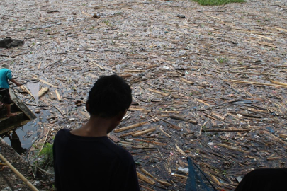 Endonezya’daki sel felaketinde Singkarak Gölü kıyıları molozla kaplandı