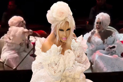 Bülent Ersoy sahnede ateş püskürdü! Eline geçeni fırlatıp görevliyi azarladı