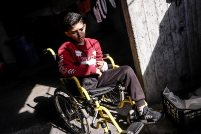 İsrail saldırılarında bir bacağını kaybeden çocuk, tekerlekli sandalyeye mahkum oldu