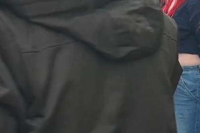 Şüpheli kadın gazetecilere saldırdı!