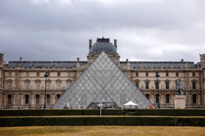 Louvre Müzesi'nde skandal: Bu kez soygun değil su vurdu!