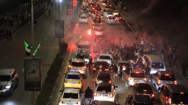 Meydana çıkan yollarda araç yoğunluğu yaşandı.