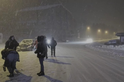 Uludağ'da ekiplerin kar mesaisi! Yolların kapanmaması için aralıksız çalışma...