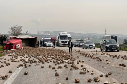 Bursa'da şeker yüklü tır kazası: 2 araca çarptı, çok sayıda yaralı!