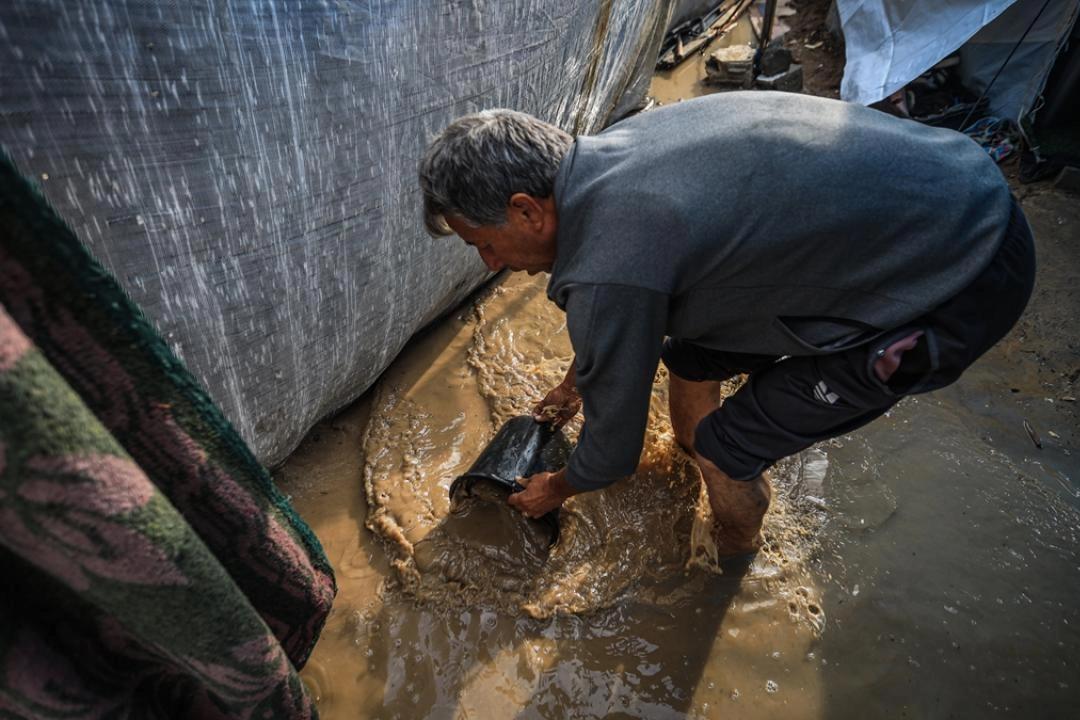 Gazze'de yoğun yağış nedeniyle çadırları su bastı