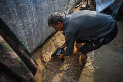 Gazze'de yoğun yağış nedeniyle çadırları su bastı