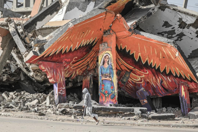 Gazzeli sanatçılar, İsrail saldırılarında yıkılan binaların enkazını çizimlerle renklendirdi