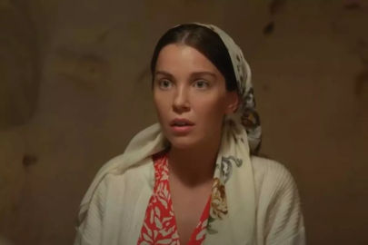 Ceketinin altına hiçbir şey giymedi, dekoltesi dikkat çekti!