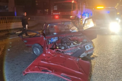 Bursa'da otomobil bariyerlere çarptı: 1'i ağır 2 yaralı