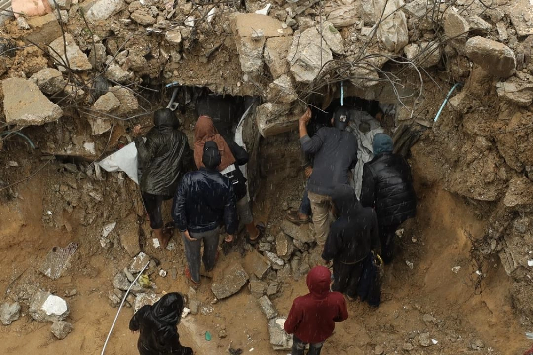 Gazze'de şiddetli yağış nedeniyle iki katlı bir bina çöktü