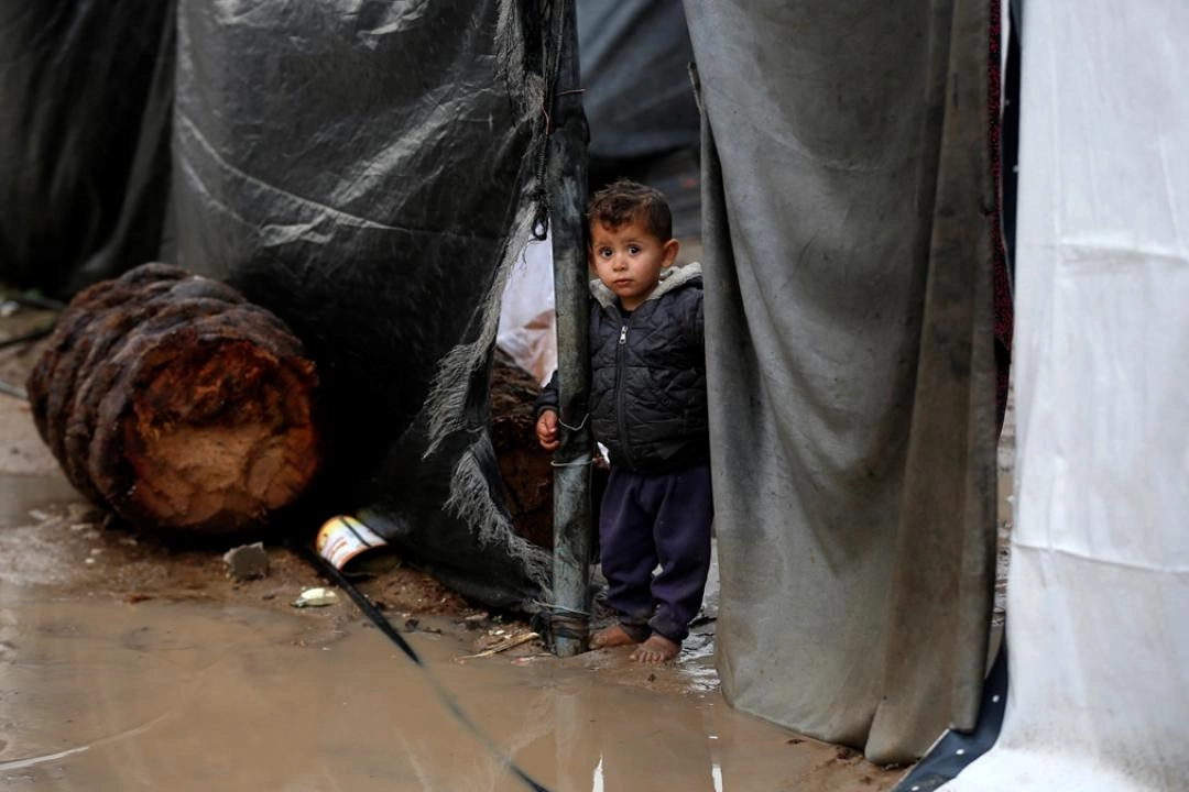 Gazze'de biriken yağış suları çadırlarda kalan Filistinlilerin yaşamını zorlaştırdı