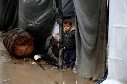 Gazze'de biriken yağış suları çadırlarda kalan Filistinlilerin yaşamını zorlaştırdı