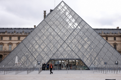 Paris'teki Louvre Müzesi çalışanları greve gitti, müze açılmadı