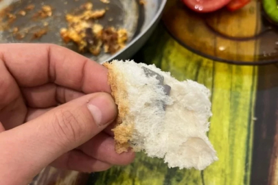 Ekmeğin içinden çıkanı görünce şok oldu
