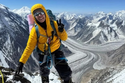 Dünyanın en zor zirvesinde Türk Bayrağı dalgalandırdı!