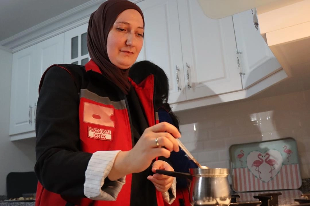 "Kahve Bahane" projesiyle ziyaret edilen yaşlıların ihtiyaçları gideriliyor